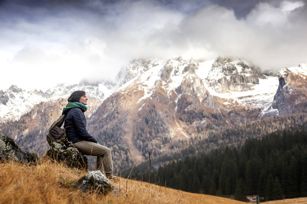 young woman traveler sitting with a view of the Dolomites Alps i - Foto, Bild