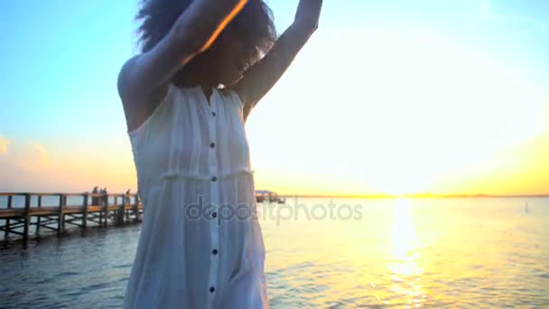 Nainen tanssimassa rannalla - Materiaali, video