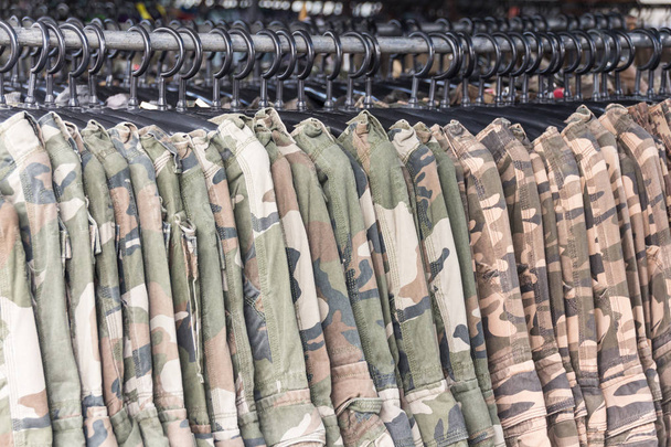 Vojenská kamufláž khaki zelené oblečení - Fotografie, Obrázek