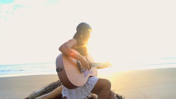 Frau spielt Gitarre - Filmmaterial, Video