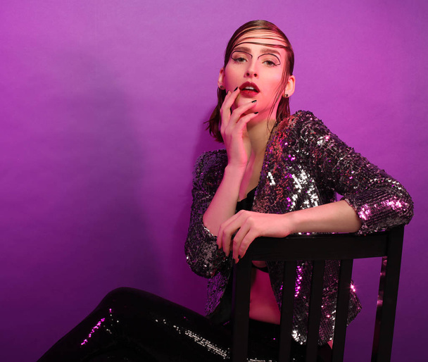 fashion model posing over purple background - Foto, imagen