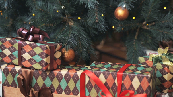 Cristmas ajándékdobozt karácsonyi fa - Felvétel, videó