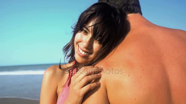 couple profitant de vacances à la plage
 - Séquence, vidéo