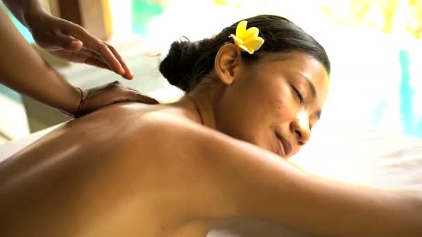 mujer disfrutando de la indulgencia del masaje
 - Metraje, vídeo