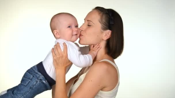 Onnellinen äiti pienen lapsensa kanssa
 - Materiaali, video