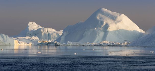  Icebergs de várias formas e tamanhos
. - Foto, Imagem