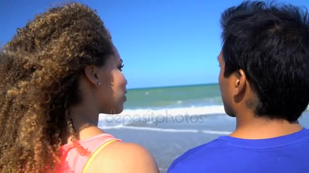  άνδρας και γυναίκα χαλαρώνουν στην παραλία - Πλάνα, βίντεο