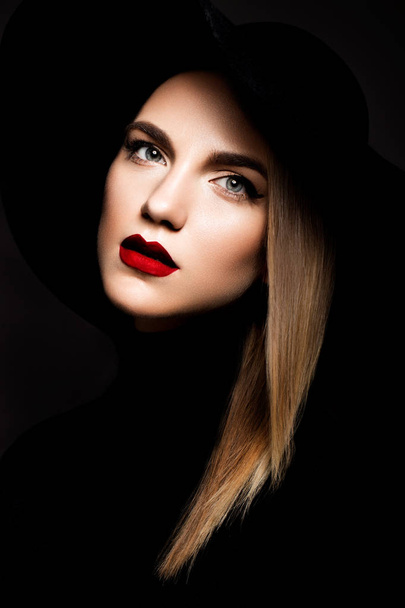 Kırmızı dudaklı kadın - Fotoğraf, Görsel