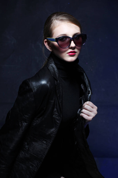Beautiful and fashion woman in sunglasses, studio shot. Professional makeup and hairstyle - Foto, afbeelding