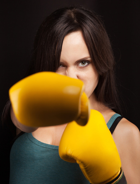 Emotionales Porträt eines Mädchens in gelben Boxhandschuhen - Foto, Bild