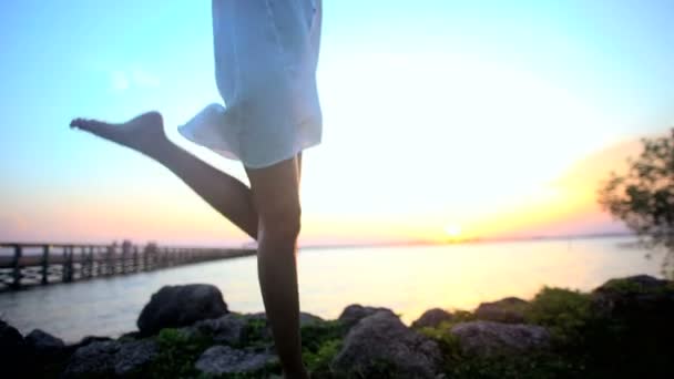 Kobieta tańcząca na plaży - Materiał filmowy, wideo
