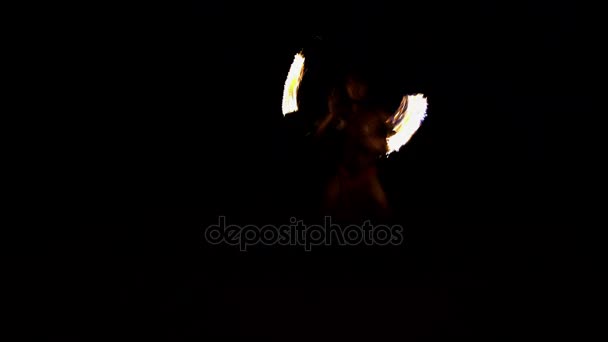 Tűz táncos lángoló fáklyával - Felvétel, videó