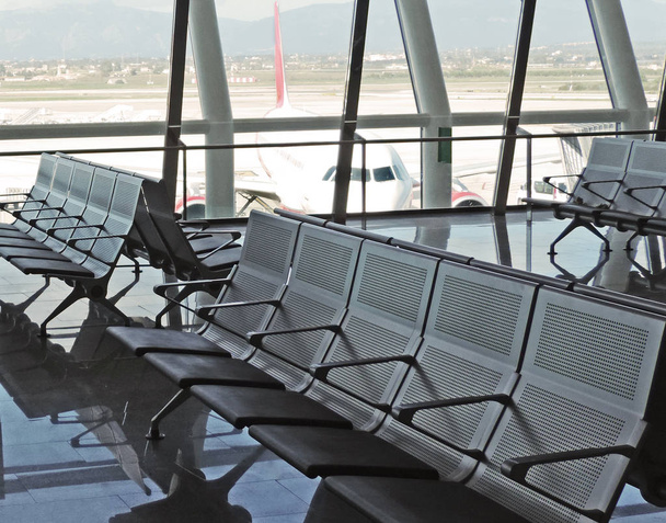 Luchthaven wachtruimte met lege stoelen - Foto, afbeelding