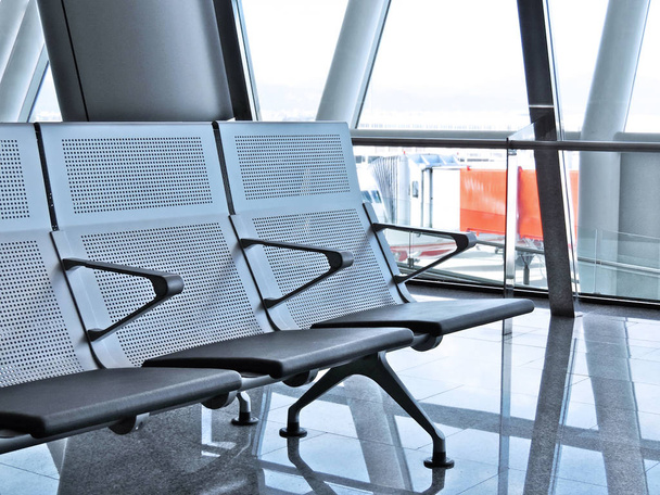 Wartebereich am Flughafen mit leeren Sitzen - Foto, Bild