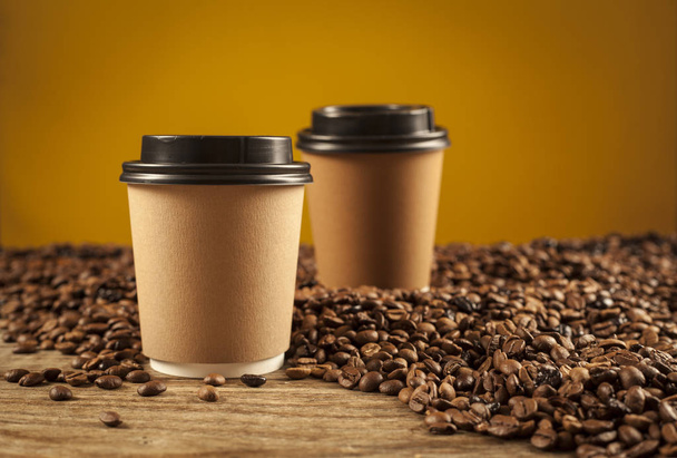 Pappbecher Kaffee auf braunem Hintergrund - Foto, Bild