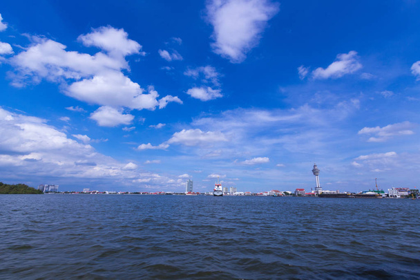 青い空と雲のチャオプラヤー川 - 写真・画像