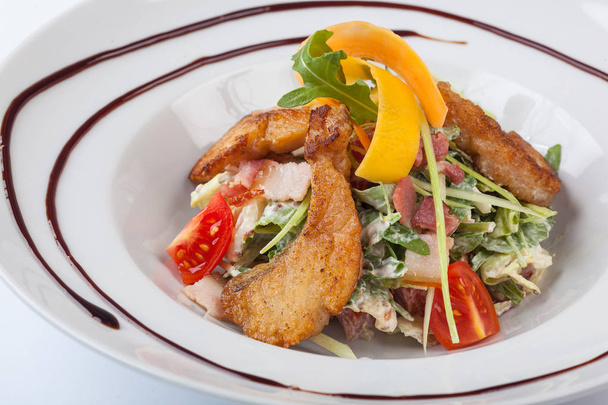 Salade avec Sandre frite sur assiette blanche
 - Photo, image