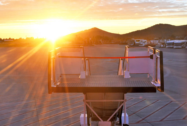 Σκάλα επιβίβασης στο ηλιοβασίλεμα με ηλιαχτίδα - Φωτογραφία, εικόνα