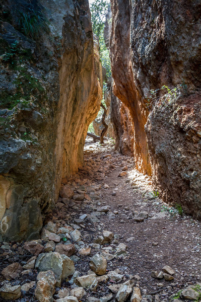 O Cleft na montanha em Israel
 - Foto, Imagem