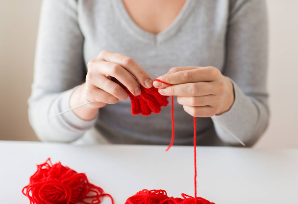 woman hands knitting with needles and yarn - Foto, imagen