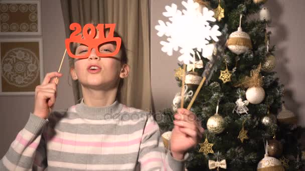 Νεαρός έφηβος κορίτσι με Χριστουγεννιάτικη διακόσμηση 2017 - Πλάνα, βίντεο