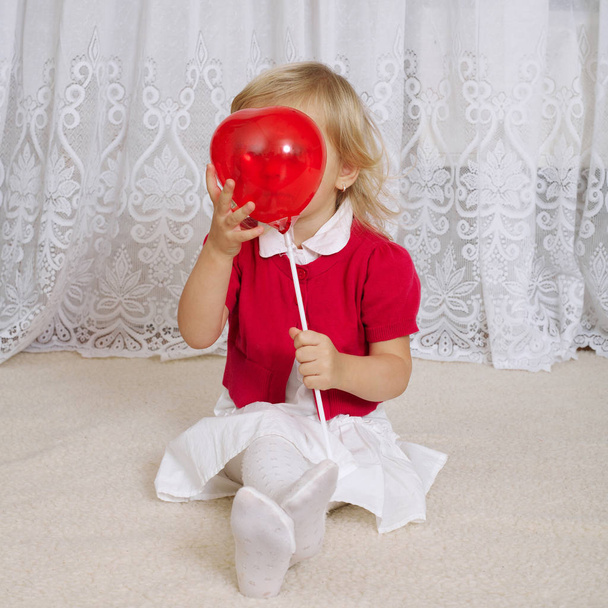 küçük kız kırmızı balon ile oynamak - Fotoğraf, Görsel