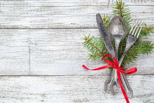 Karácsonyi fa asztal kést, villát és kanalat - Fotó, kép