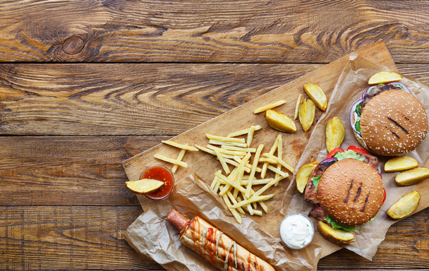 Fast Food nimmt den Blick von oben. Hamburger, Hotdog und Pommes - Foto, Bild