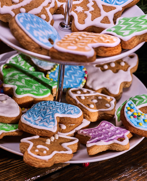 Χριστουγεννιάτικα μπισκότα σε κλιμακωτή Cookie σταθεί σε κοντινό πλάνο. - Φωτογραφία, εικόνα