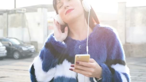 woman listening music with headphones  - Кадры, видео
