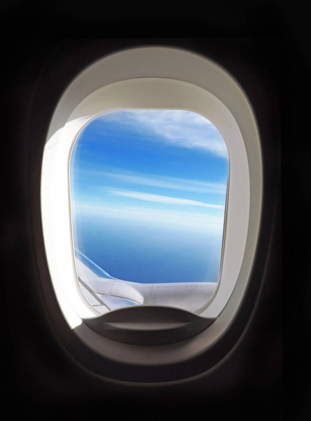 青い曇り空の景色を飛行機の窓 ロイヤリティフリー写真 画像素材