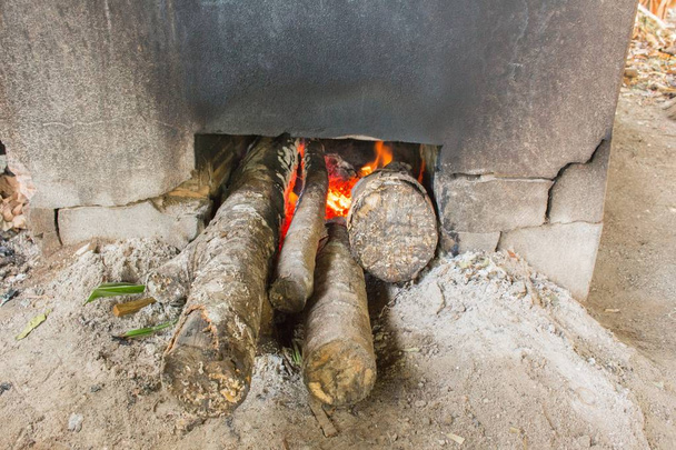 Queimaduras de lenha, Pizzas assando em um forno a lenha aberta, fogo queimado
 - Foto, Imagem