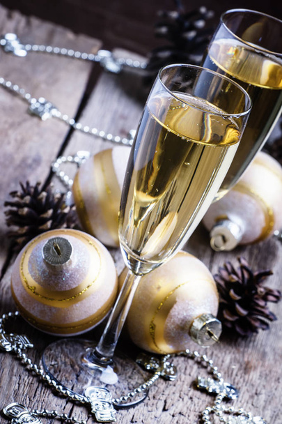 Сухое шампанское в бокалах
 - Фото, изображение