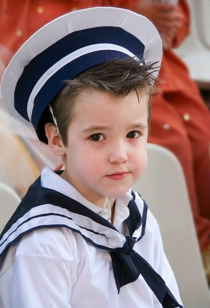 Mały żeglarz, chłopiec z smark w nosie, ubrany w granatowy kostium - Zdjęcie, obraz