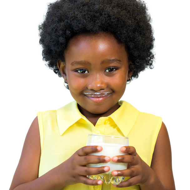 roztomilá malá Africká dívka s mlékem - Fotografie, Obrázek
