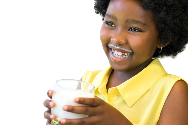 mignonne petite fille africaine avec du lait
 - Photo, image
