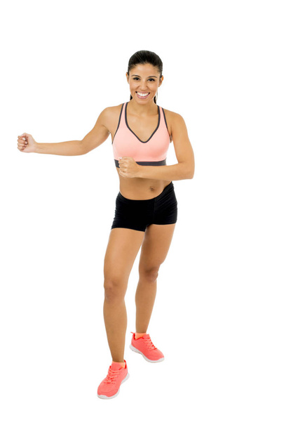junge schöne lateinamerikanische Frau in Fitnessbekleidung tanzt Zumba im Aerobic Workout glücklich und aufgeregt - Foto, Bild