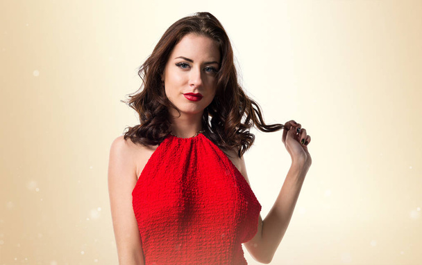 Jovem modelo mulher posando com vestido vermelho sexy
 - Foto, Imagem