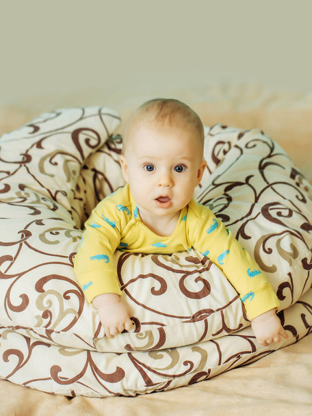 Bambino bambino in coperte
 - Foto, immagini
