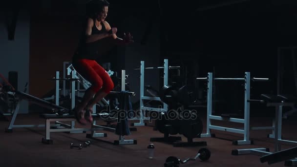Deportiva mujer bebiendo agua en gimnasio y entrenamiento
 - Metraje, vídeo