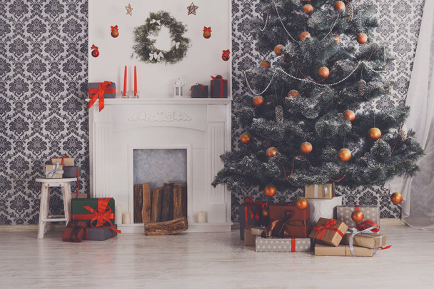 Bel arbre décoré de Noël dans l'intérieur moderne, concept de vacances
 - Photo, image