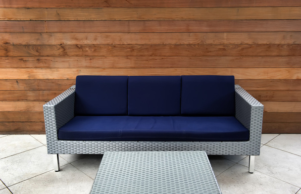 Canapé d'extérieur contemporain bleu et argent
 - Photo, image