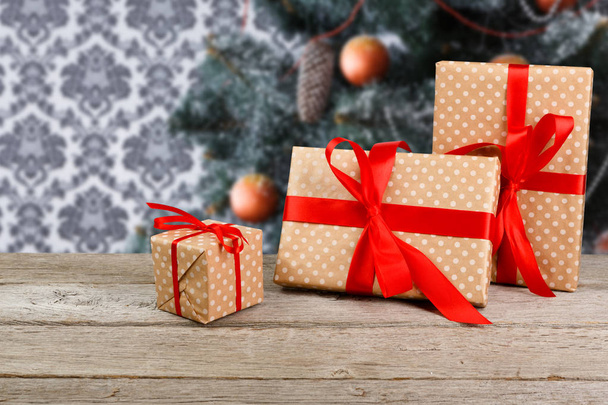 Karácsonyi ajándék, díszített fa háttér, ünnep fogalma - Fotó, kép