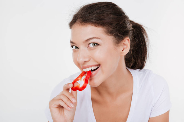 Портрет счастливой молодой женщины, питающейся овощами
 - Фото, изображение