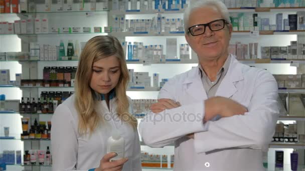 Zwei Apotheker posieren in der Drogerie - Filmmaterial, Video