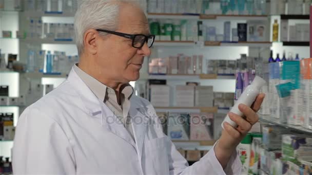El farmacéutico masculino se quita las gafas en la farmacia
 - Metraje, vídeo