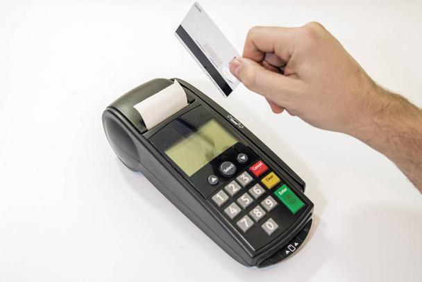 男性の手は、白い背景で隔離、空白の挿入された白いクレジット カードでカード機や pos 端末の pin パッドに pin コードをダイヤルします。-ビジネスマンの pos ターミナルを保有のクレジット カードで支払い.  - 写真・画像