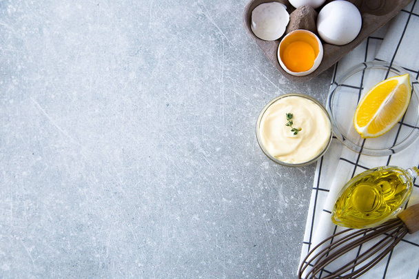 Salsa bianca fresca fatta in casa Maionese e ingredienti uova, promemoria
 - Foto, immagini