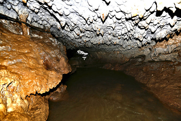 In een diepe grot - Foto, afbeelding
