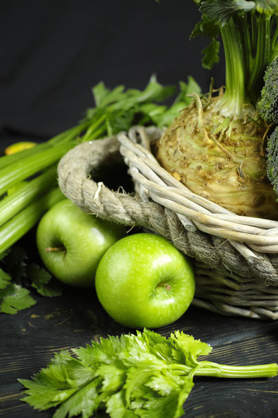 グリーン野菜と果物 - セロリ、リンゴ、セロリの根セロリ、ブロッコリー、健康的な食事のコンセプト - 写真・画像